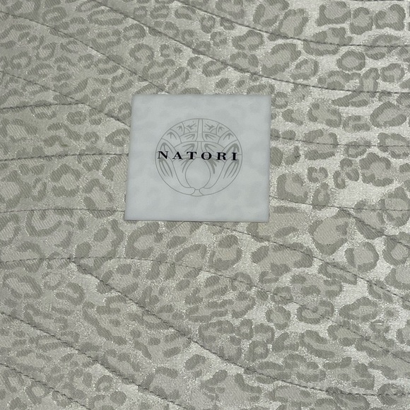 Standard size pillow, sham by Natori in snow leopard pattern - Picture 2 of 5